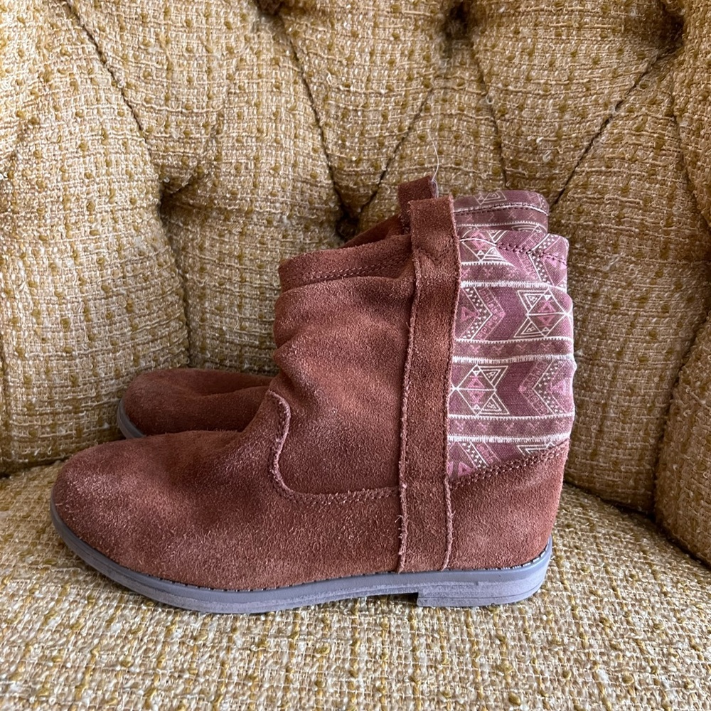 Kids Toms slouchy booties in size 2